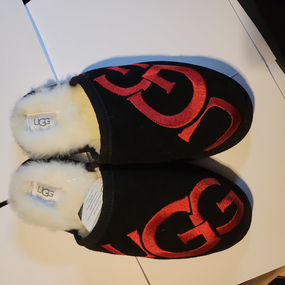 UGG scuff logo slippers in black